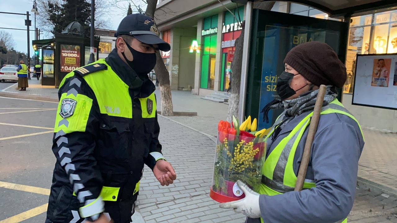 Yol polisi küçələri təmizləyən xanımları da yaddan çıxarmadı