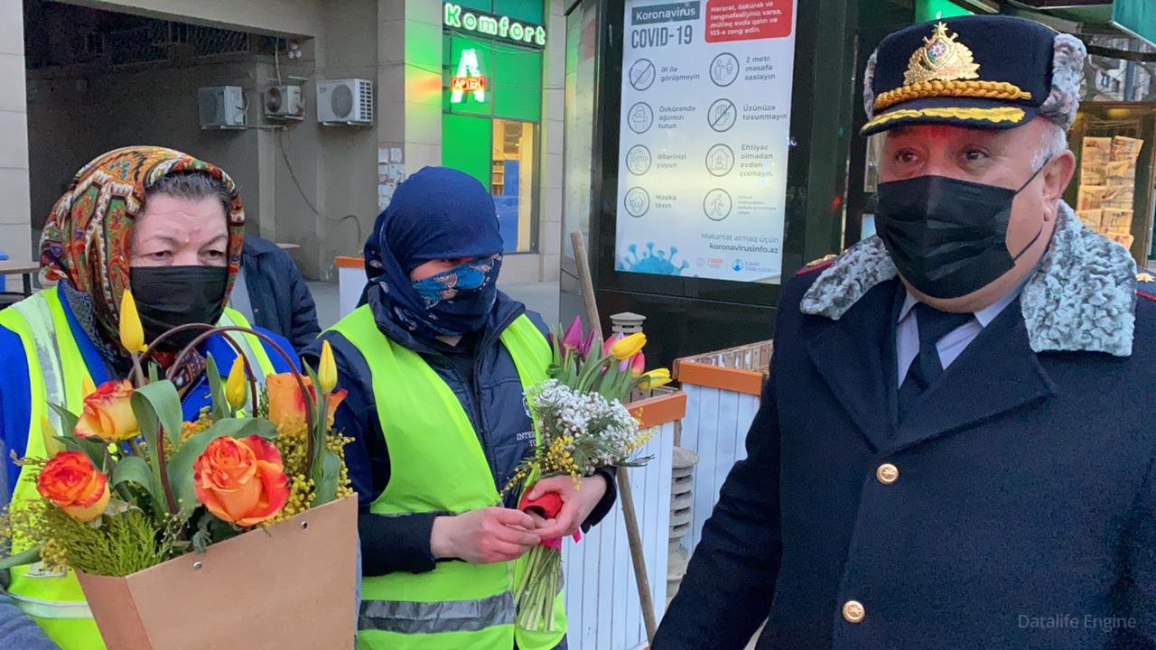 Yol polisi küçələri təmizləyən xanımları da yaddan çıxarmadı