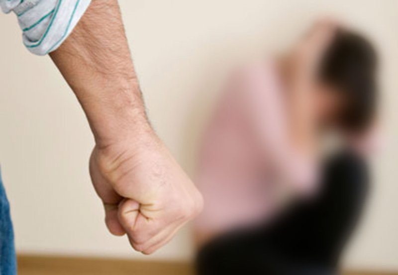 Bakıda 19 yaşlı qız anası və bacısını atasından xilas etdi Bakıda 19 yaşlı qız anası və bacısını atasından xilas etdi