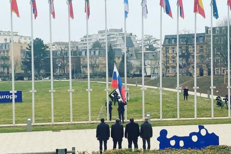 AŞPA-nın qarşısındakı Rusiya bayrağı endirildi 