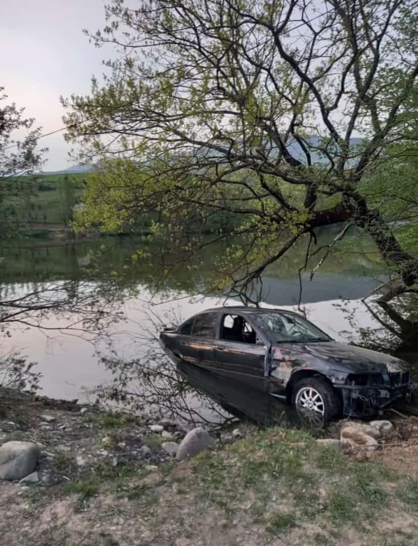 Azərbaycanda maşını göldə batırıb klip çəkdilər - FOTO Azərbaycanda maşını göldə batırıb klip çəkdilər - FOTO