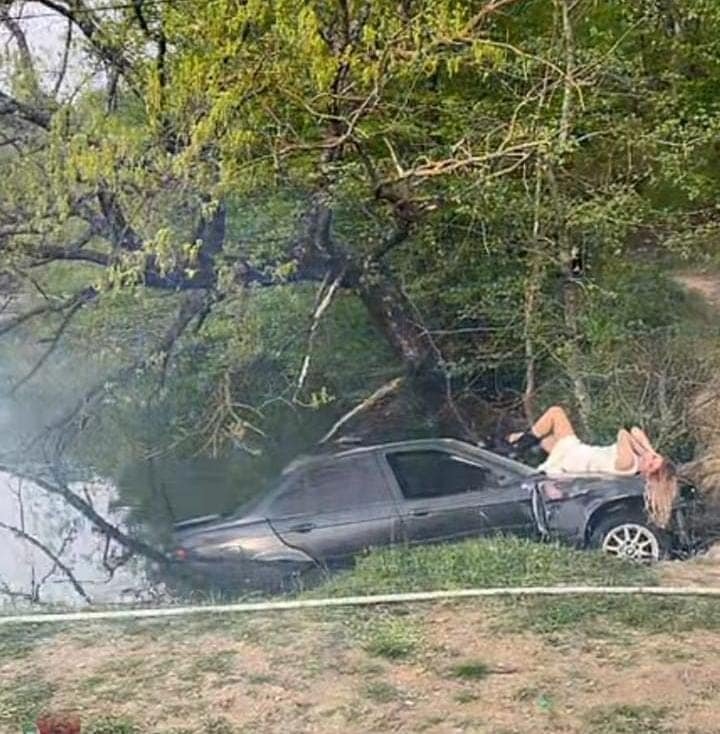 Azərbaycanda maşını göldə batırıb klip çəkdilər - FOTO Azərbaycanda maşını göldə batırıb klip çəkdilər - FOTO