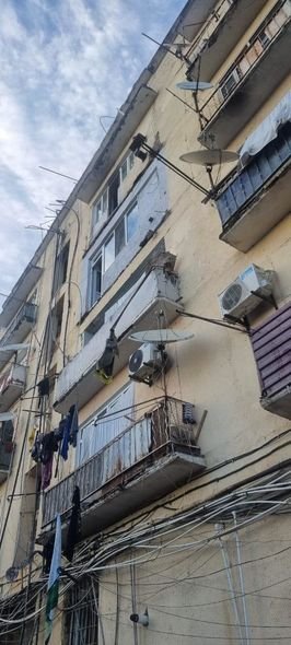 Azərbaycanlıların yığcam yaşadıqları Marneulidə binanın eyvanı uçub, ölən var - YENİLƏNİB + FOTO