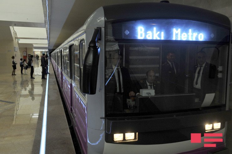 Metroda problem yarandı, qatarlar GECİKDİ