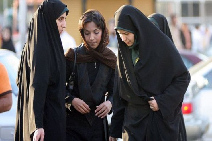 İranda 29 şagird qız HƏBS OLUNDU