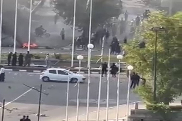İranda polis binasını YANDIRDILAR: Atışma başladı .