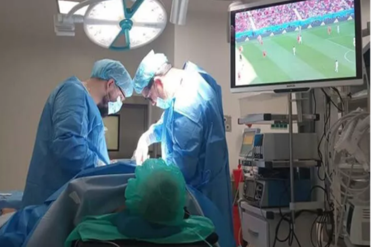 Əməliyyat zamanı dünya çempionatını izlədi