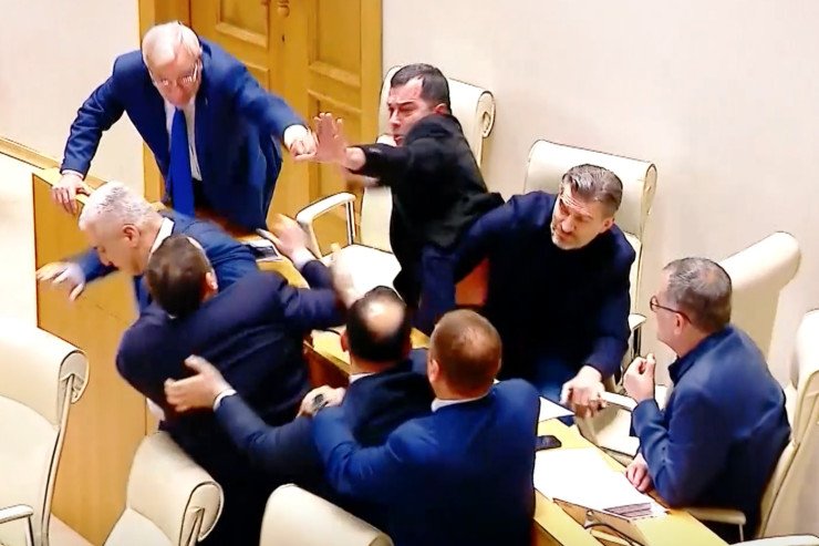 Parlamentdə nazirin çıxışı zamanı deputatlar dava etdi
