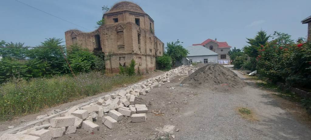 Azərbaycanda bu da oldu: Abidənin önünə hasar çəkdilər Azərbaycanda bu da oldu: Abidənin önünə hasar çəkdilər