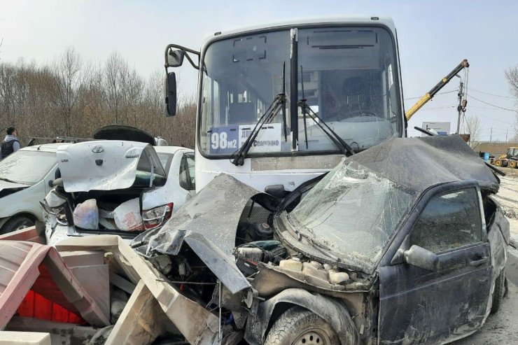Avtobusla minik avtomobili toqquşdu, 9 nəfər öldü