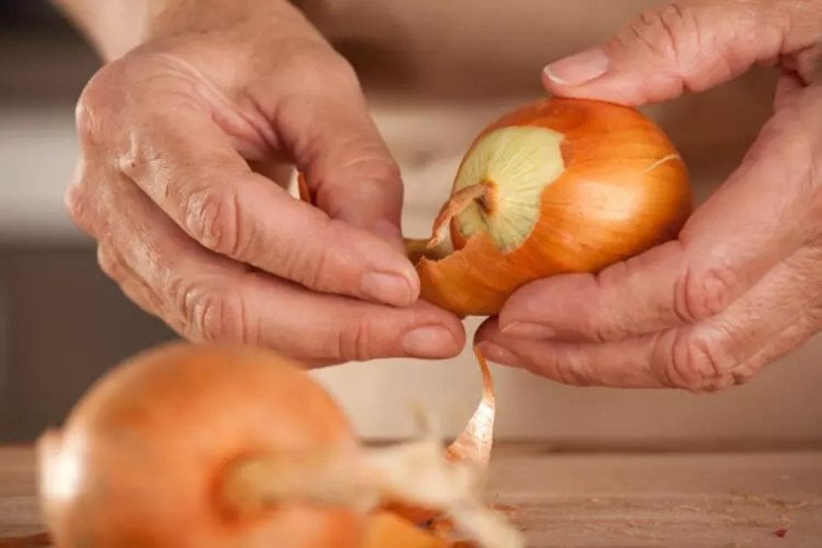 Soğanı üzünüzə sürtün: Görün nə olur?