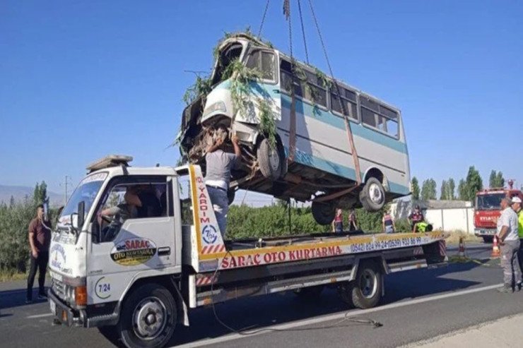 Mikroavtobus dərəyə aşdı, 7 nəfər öldü
