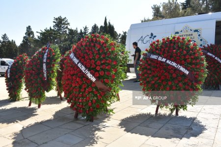 Qənirə Paşayeva son mənzilə belə yola salındı - FOTOLENT