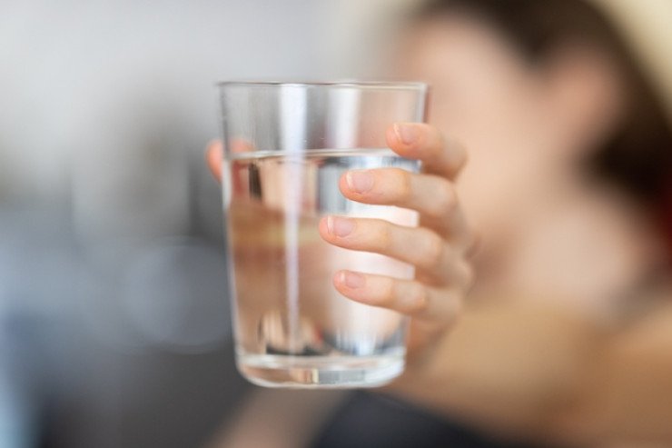 Acqarına su içməyin TƏHLÜKƏLƏRİ: Bu insanlar ehtiyatlı olsun