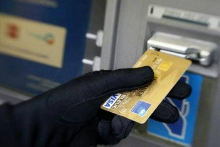 Abşeronda qadın bank kartından 6500 manat oğurladı