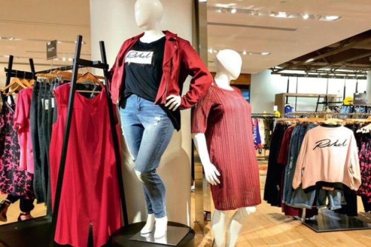 Bakıda qadın mağazadan paltarlar oğurladı