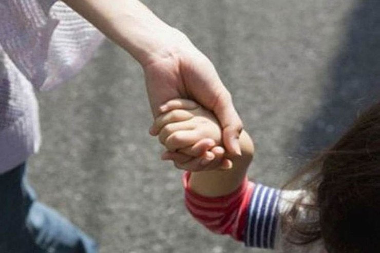 Ana və azyaşlı övladını sürüyərək şöbəyə aparan polis cəzalandı