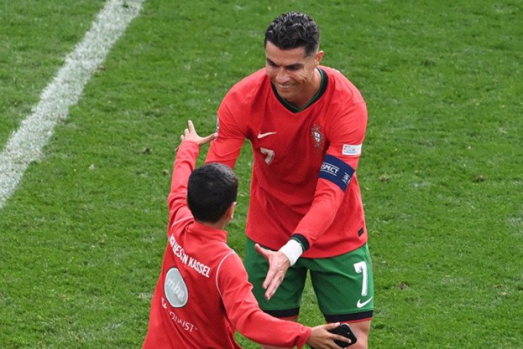 Ronaldo ilə selfi çəkən uşağa UEFA "ağır cəza" verdi
