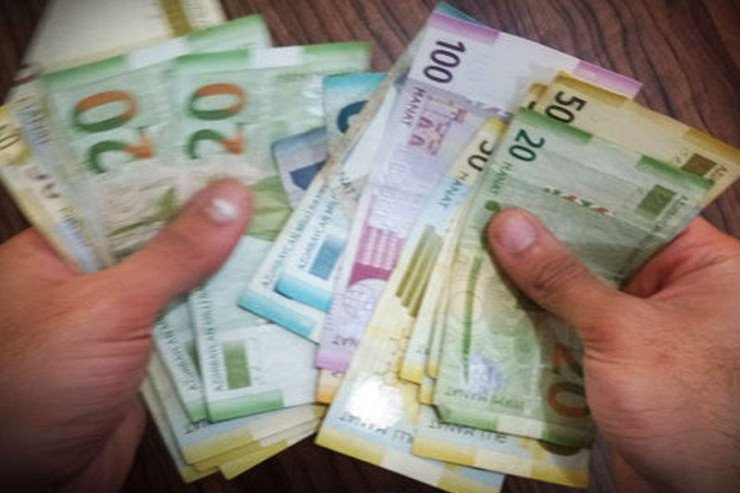 Bakıda evdən 6 min manat oğurlandı