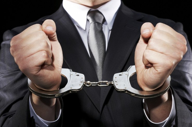 Rüşvət alan 3 polis həbs olundu
